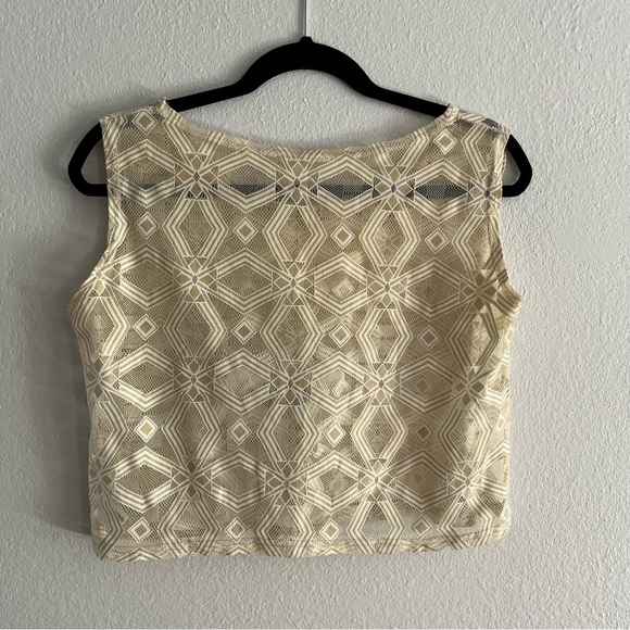 Geometric cropped lace top - Picture 2 of 2